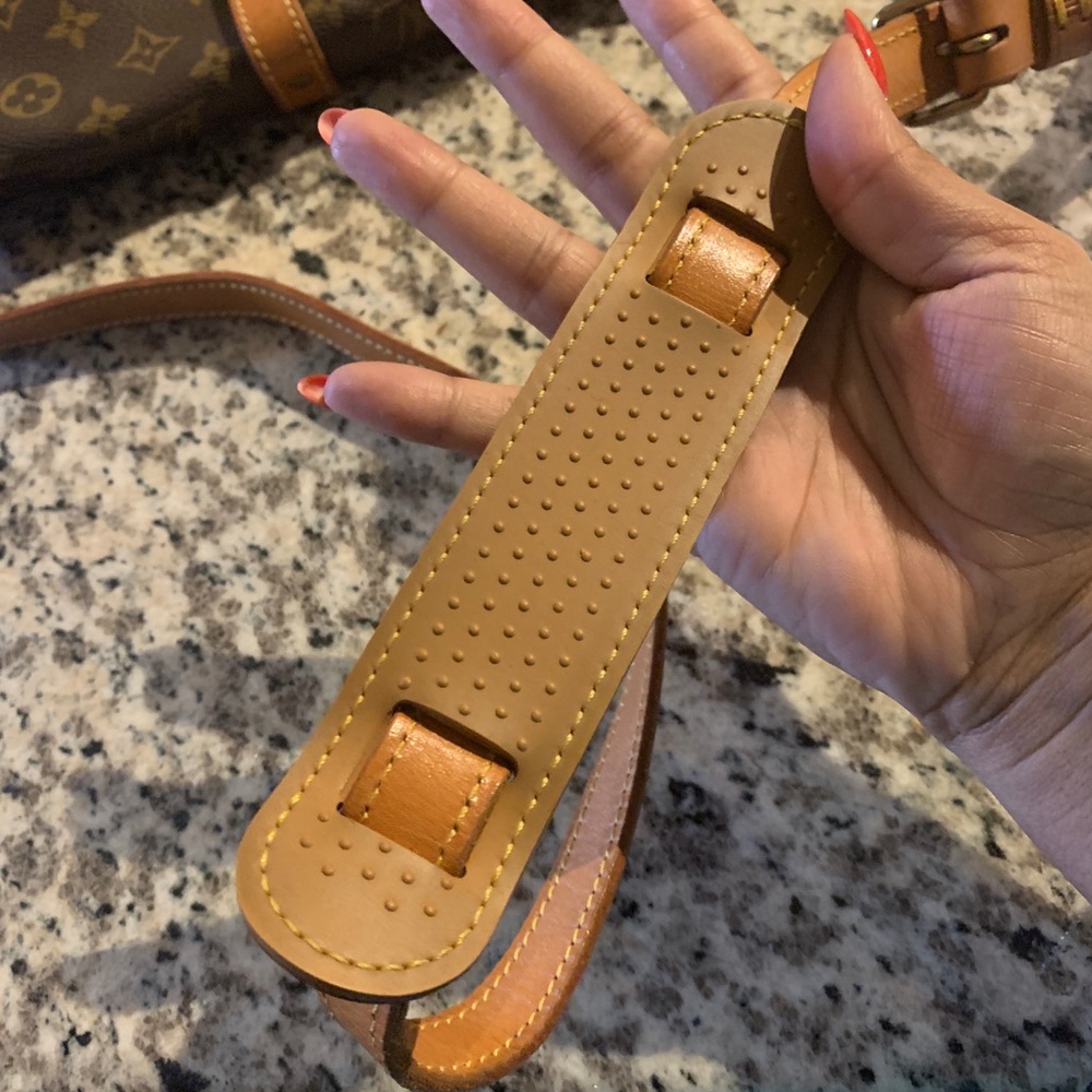 Authentic Vintage LV Monogram Crossbody - Picture 4 of 7